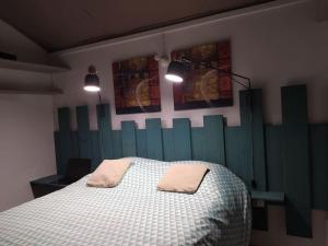 Maison de vacances, découvrir le sud de la Réunion في بيتيت ايلي: غرفة نوم عليها سرير وفوط