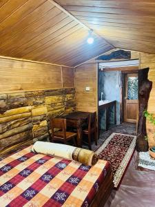 Postel nebo postele na pokoji v ubytování 20/20 wood cabana