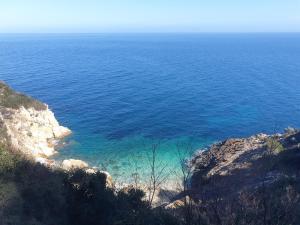 a view of the ocean from a cliff at La Corte in Marciana Marina