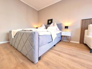 1 dormitorio con 1 cama grande con sábanas y almohadas blancas en BaMo Studio - modern living lakeside en Klagenfurt