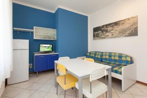 Habitación pequeña con mesa y sofá en Villa Valentina, en Lido di Jesolo