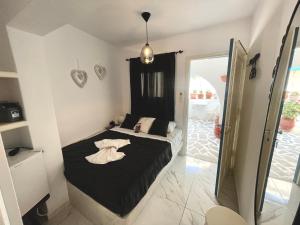 - une chambre avec un lit et une robe dans l'établissement BURGOS BARRIO, à Naxos Chora