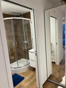 ein Bad mit einer Dusche und einer Glastür in der Unterkunft Cosy Detached Annexe With Free Off Street Parking in Milton Keynes