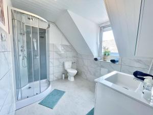 Kúpeľňa v ubytovaní 2e étage appartement entier 3 pièces idéal 2 personnes, 2 chambres communiquantes en enfilade, WIFI, espace travail parking gratuit + 18 fotografií