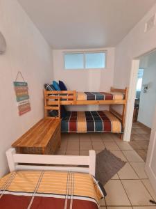 馬蓋特的住宿－Uvongo cabanas，一间客房内配有两张双层床的房间