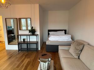 uma sala de estar com uma cama e um sofá em 44qm Apartment in Pempelfort em Dusseldorf