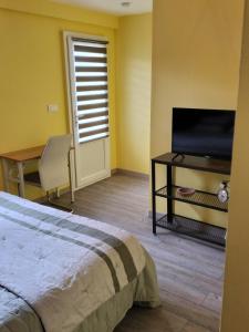 TV a/nebo společenská místnost v ubytování chambre d'hôtes chaleureuse en Drôme Provençale