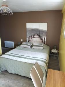 En eller flere senge i et værelse på chambre d'hôtes chaleureuse en Drôme Provençale