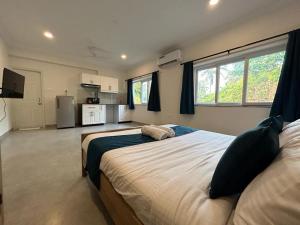 ein großes Schlafzimmer mit 2 Betten und einer Küche in der Unterkunft Serenova by Dia Hotels in Calangute
