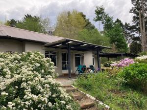 Zahrada ubytování Bramber Cottage Hogsback, Living With Joy!