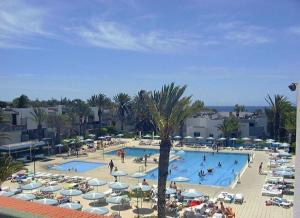 Bazén v ubytování SIMPLE Apartment Frontera Primavera POOL in South TENERIFE nebo v jeho okolí