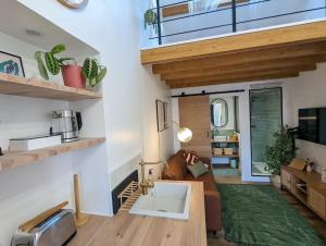 une cuisine et un salon avec un évier dans une pièce dans l'établissement Studio pour 2 à 10min de la mer, à Saint-Nazaire