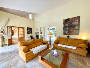 sala de estar con sofá y mesa en Confortable Chalet con piscina, en Bunyola