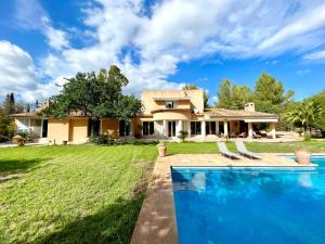una casa con piscina frente a un patio en Confortable Chalet con piscina, en Bunyola