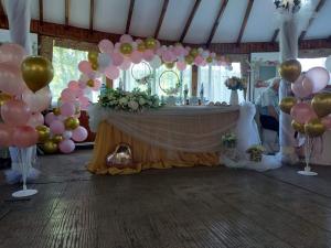 une chambre avec des ballons et une table avec un bouquet de ballons dans l'établissement Хотелски комплекс "ЕЛПИДА'', à Kotel