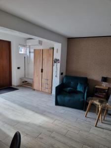 salon z niebieską kanapą i drewnianymi drzwiami w obiekcie Apartament Nova Kamienica - Studio w Łagowie