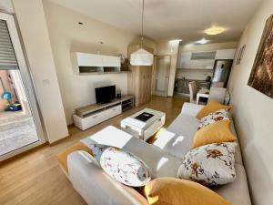 - un salon avec un canapé et une table dans l'établissement Fanky City Apartments, à Podgorica