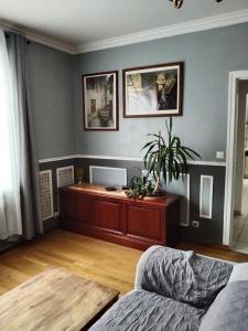 salon z kanapą i biurkiem w obiekcie Andrea w mieście Fontenay-sous-Bois