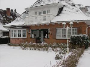 ein Backsteinhaus mit Schnee auf dem Dach in der Unterkunft Erholung pur in Hennstedt