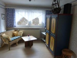 ein Wohnzimmer mit einem Sofa und einem Tisch in der Unterkunft Erholung pur in Hennstedt