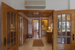 - un couloir d'une maison avec des portes et une salle de bains dans l'établissement FLH Parede Family Flat with Balcony, à Parede