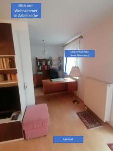 ein Wohnzimmer mit einem Sofa und einem TV in der Unterkunft Wohnidyll in Zeuthen bei Berlin in Zeuthen
