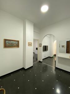 ジェノヴァにあるHome Fiumaraの壁画のある廊下のある部屋