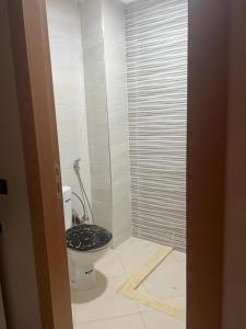 Ideal appartement de vacances في Plage de Mehdia: حمام صغير مع مرحاض في الغرفة