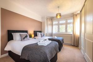 1 dormitorio con 2 camas y ventana en Cheerful 3-bedroom Douglas house with patio en Southampton
