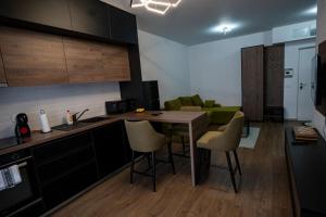 Η κουζίνα ή μικρή κουζίνα στο Sunrise Apartment +2 φωτογραφίες