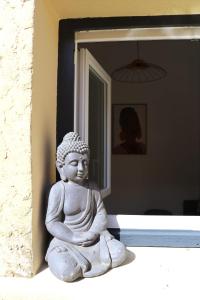 a white statue sitting in front of a mirror at Proche d'Uzès la Terrasse du soleil levant in Collias