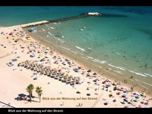 plaża z wieloma osobami i parasolami w obiekcie Apartment Penthouse AMATISTA w mieście Calpe