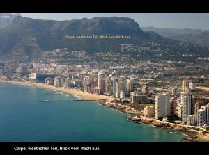 widok miasta z plażą i budynkami w obiekcie Apartment Penthouse AMATISTA w mieście Calpe