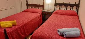 dos camas sentadas una al lado de la otra en una habitación en Departamento Céntrico Amplio en Salta