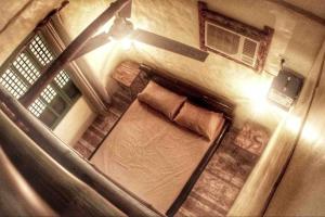 una vista aérea de una habitación con cama en un edificio en Capiz Beach Villa w/ pool (entire cottage for 12) en Calatagan