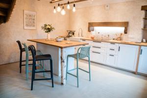 a kitchen with a table and four chairs at Cottage Breton - Gîte de Charme en Centre Finistère (Situation idéale) in Plonévez-du-Faou