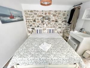 um pequeno quarto com uma cama e um lavatório em BURGOS BARRIO em Naxos Chora