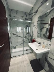 馬爾薩斯卡拉的住宿－Seaside Accomodation，带淋浴和盥洗盆的浴室