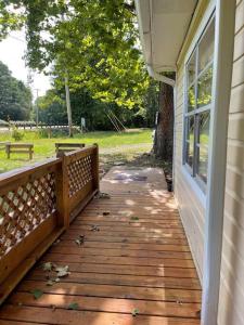 een houten veranda op een huis met een raam bij Shady Pine Cabin in Benton +29 foto's
