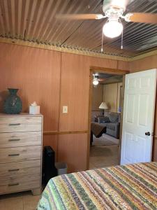 een slaapkamer met een bed en een dressoir en een kamer bij Shady Pine Cabin in Benton