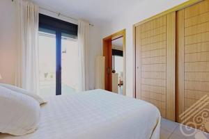 Tempat tidur dalam kamar di Precioso apartamento en Macenas