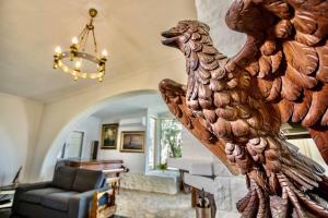 duża drewniana rzeźba ptaka w salonie w obiekcie Vasiliki's Villa Beach Front and Pool w mieście Porto Heli