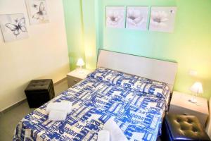 una camera da letto con un letto e una sedia di Perla Blu a Cefalù