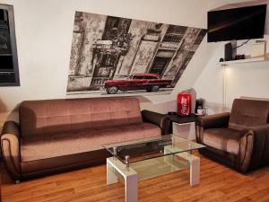 - un salon avec un canapé et une voiture rouge sur le mur dans l'établissement Apartment-96, à Weingarten
