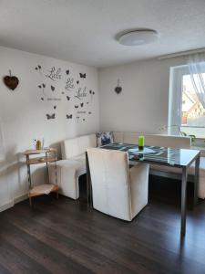 a dining room with a table and a couch at Ferienwohnung Schwarz 