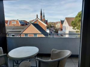 balcone con sedie, tavolo e vista di Ferienwohnung Antje auf Borkum a Borkum
