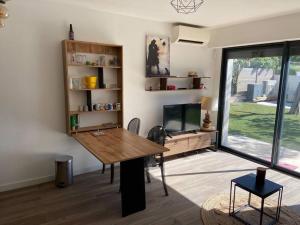 Fotografia z galérie ubytovania Fréjus apparement moderne avec jardin et jacuzzi v destinácii Fréjus