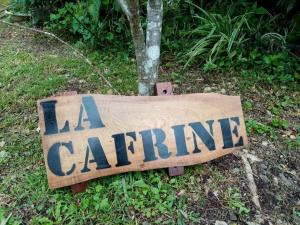 un signe qui dit une chainine devant un arbre dans l'établissement La CAFRINE, à Cilaos