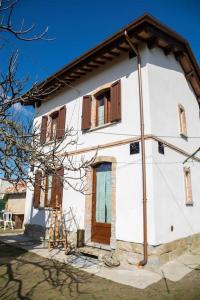 聖塞波爾克羅的住宿－Antico Casello *un'oasi di pace a Sansepolcro*，白色的小房子,设有木窗
