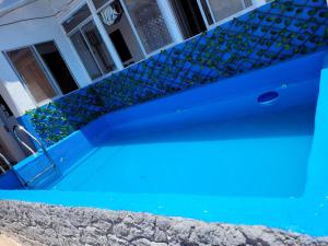 コキンボにあるMi Estanciaの家の前の青い水のプール